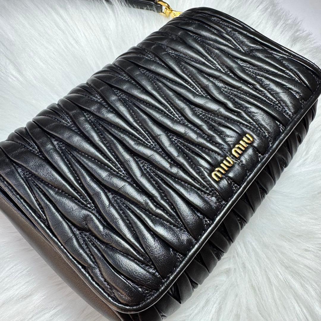 miu miu ミュウミュウ　マテラッセ　レザー　ショルダーバッグ　ブラック　黒