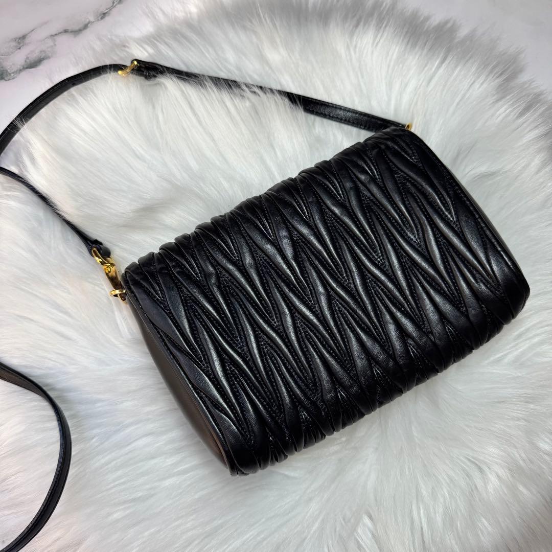 miu miu ミュウミュウ　マテラッセ　レザー　ショルダーバッグ　ブラック　黒
