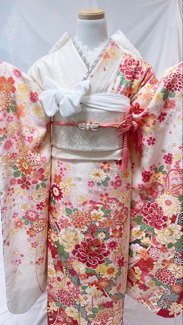 白地に赤とピンクの花柄 振袖フルセット　振袖　振袖セット　成人式　振袖6点セット