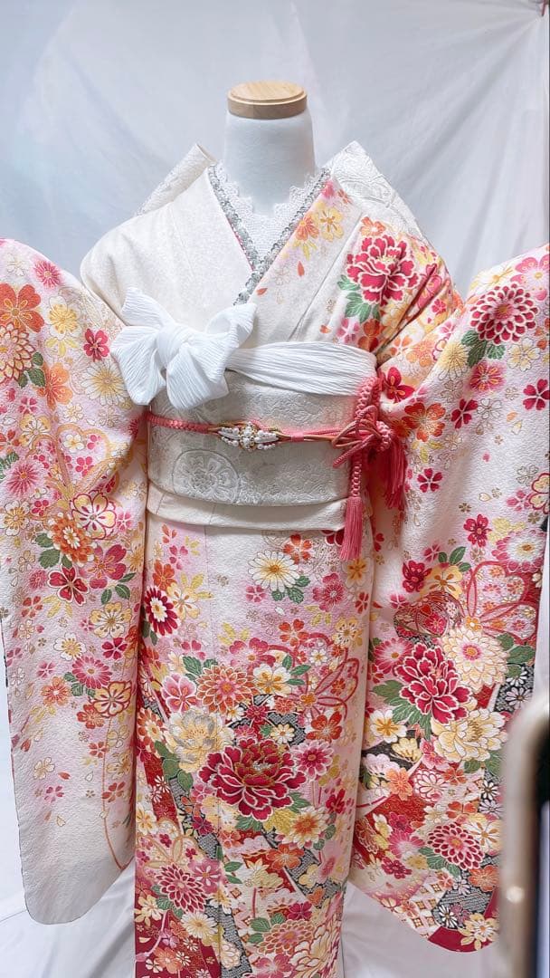 白地に赤とピンクの花柄 振袖フルセット　振袖　振袖セット　成人式　振袖6点セット