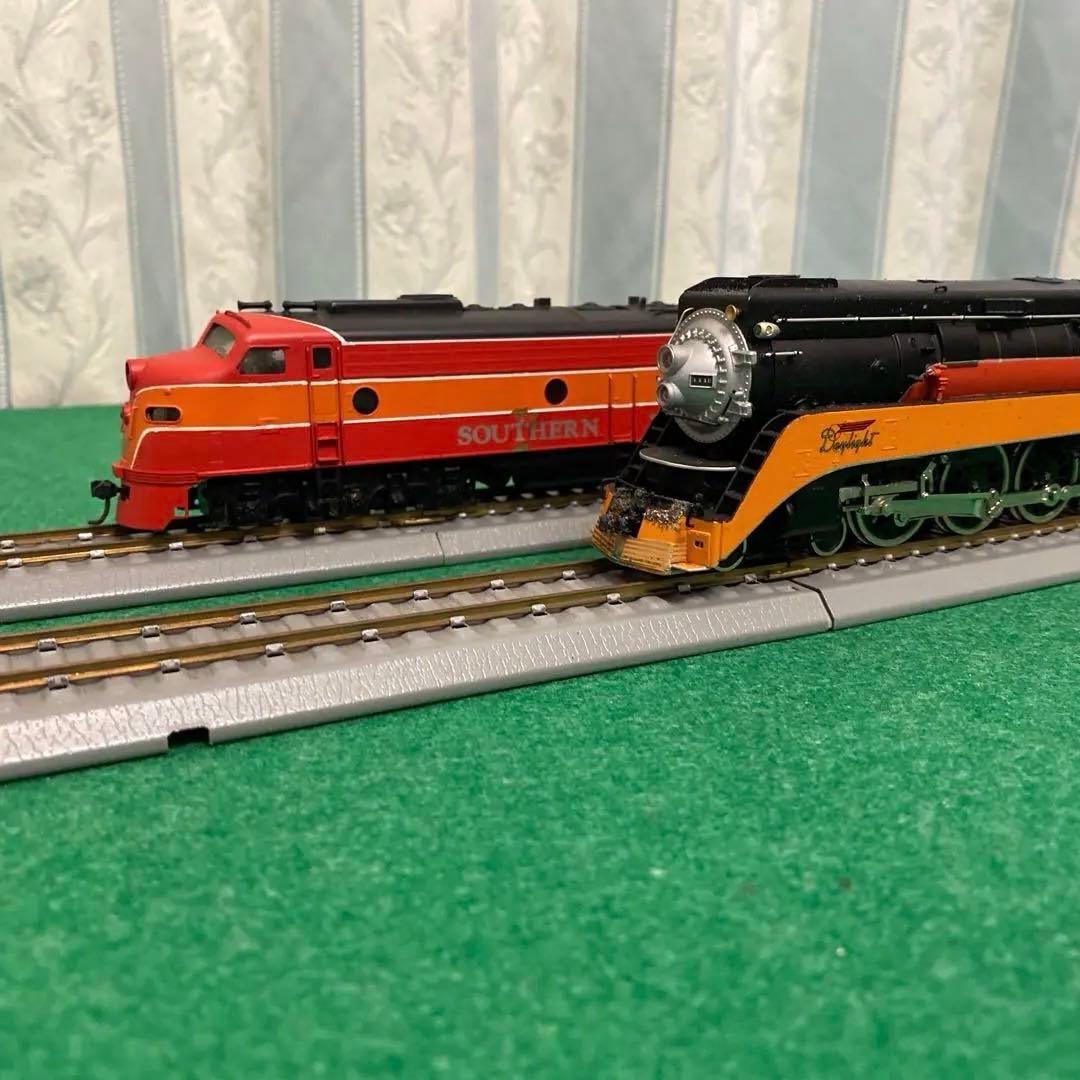 サザンパシフィックのディーゼル機関車と、蒸気機関車、客車12両