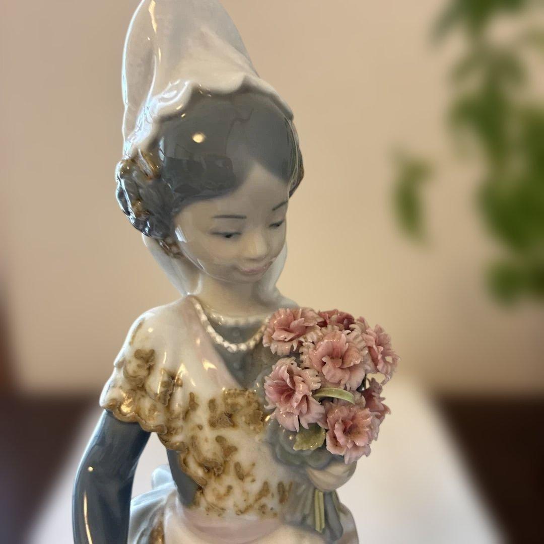 リヤドロ 花束を持つ少女