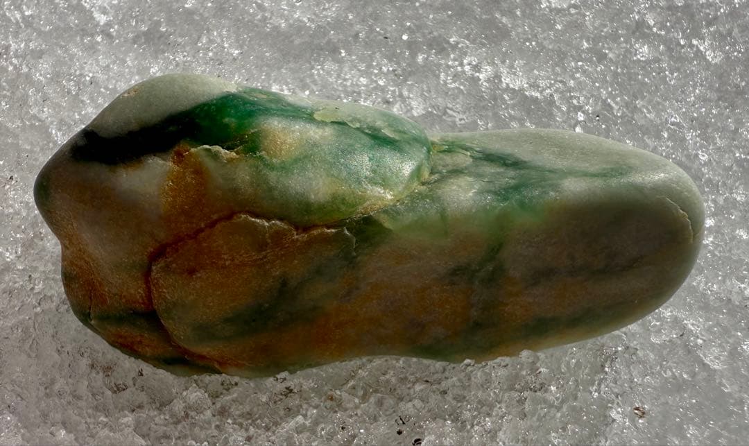 新潟県糸魚川市玉ノ木海岸産宝石質ヒスイ輝石岩