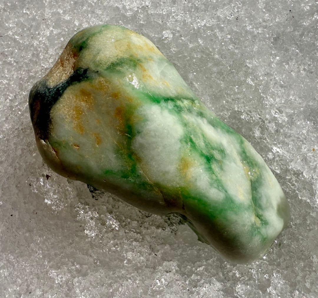 新潟県糸魚川市玉ノ木海岸産宝石質ヒスイ輝石岩