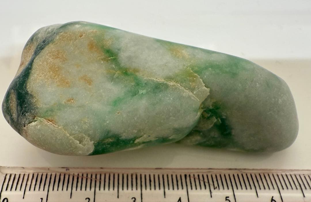 新潟県糸魚川市玉ノ木海岸産宝石質ヒスイ輝石岩