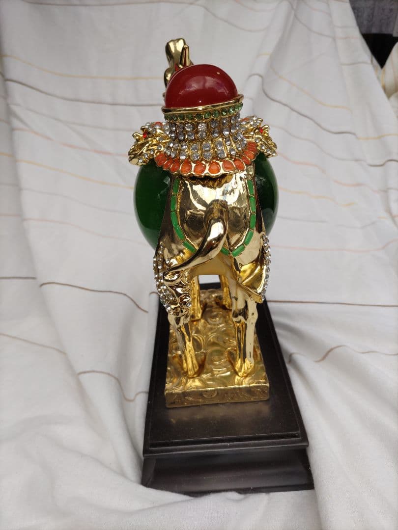 金色のキャメル置物 緑色の石付き