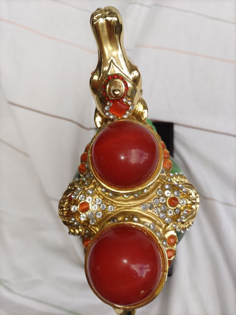 金色のキャメル置物 緑色の石付き