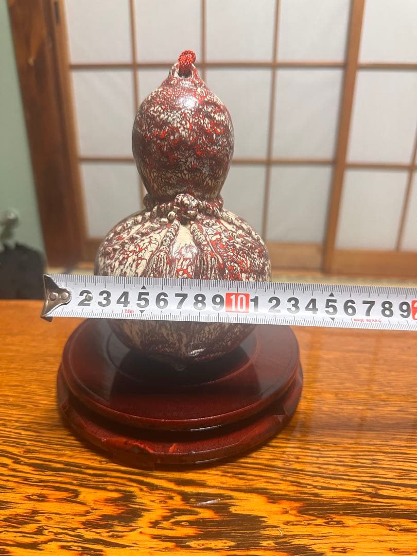赤と白のひょうたん型陶器工芸品