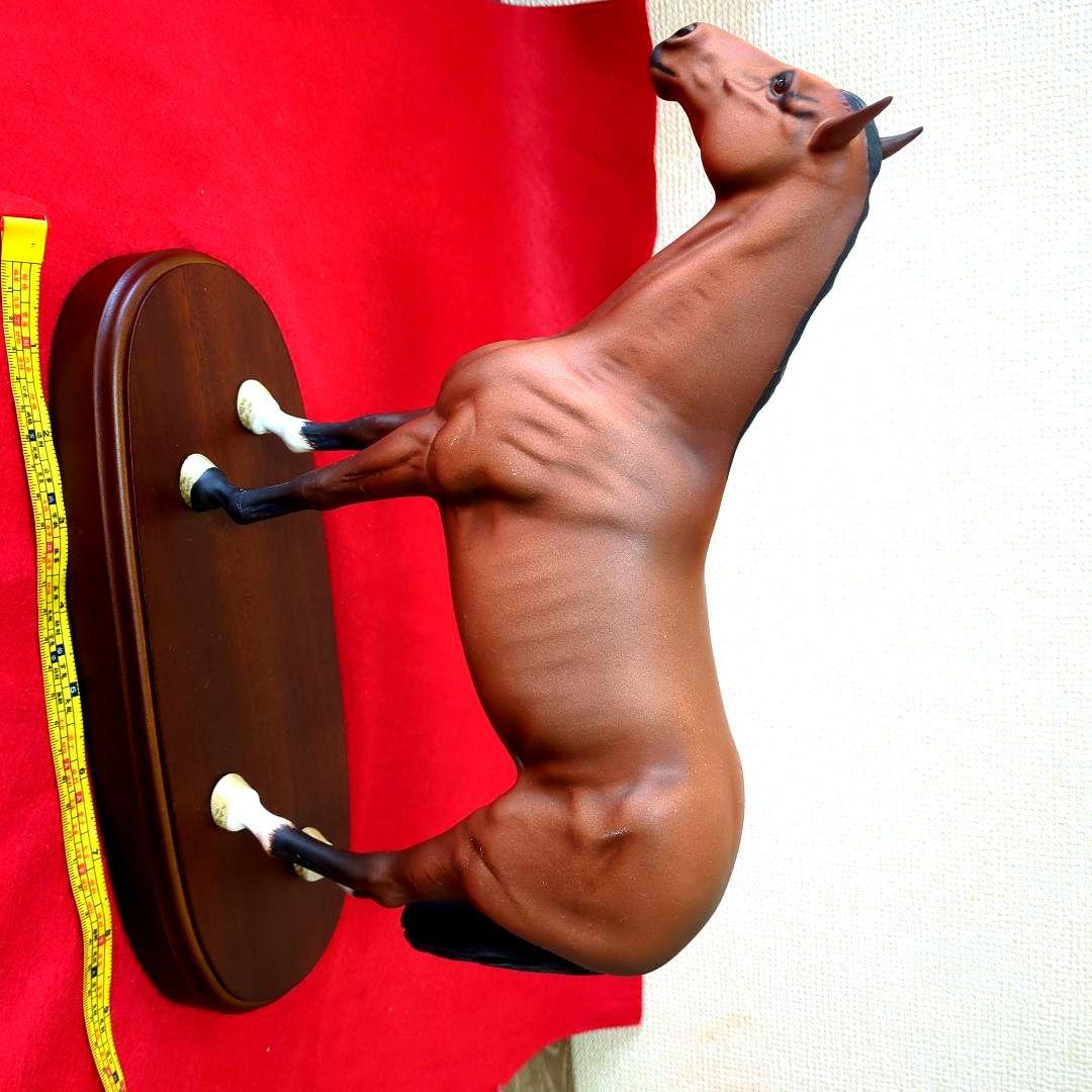 ロィヤルドルトン・不滅の英国三冠馬…Njinskyの陶器製オブジェ。