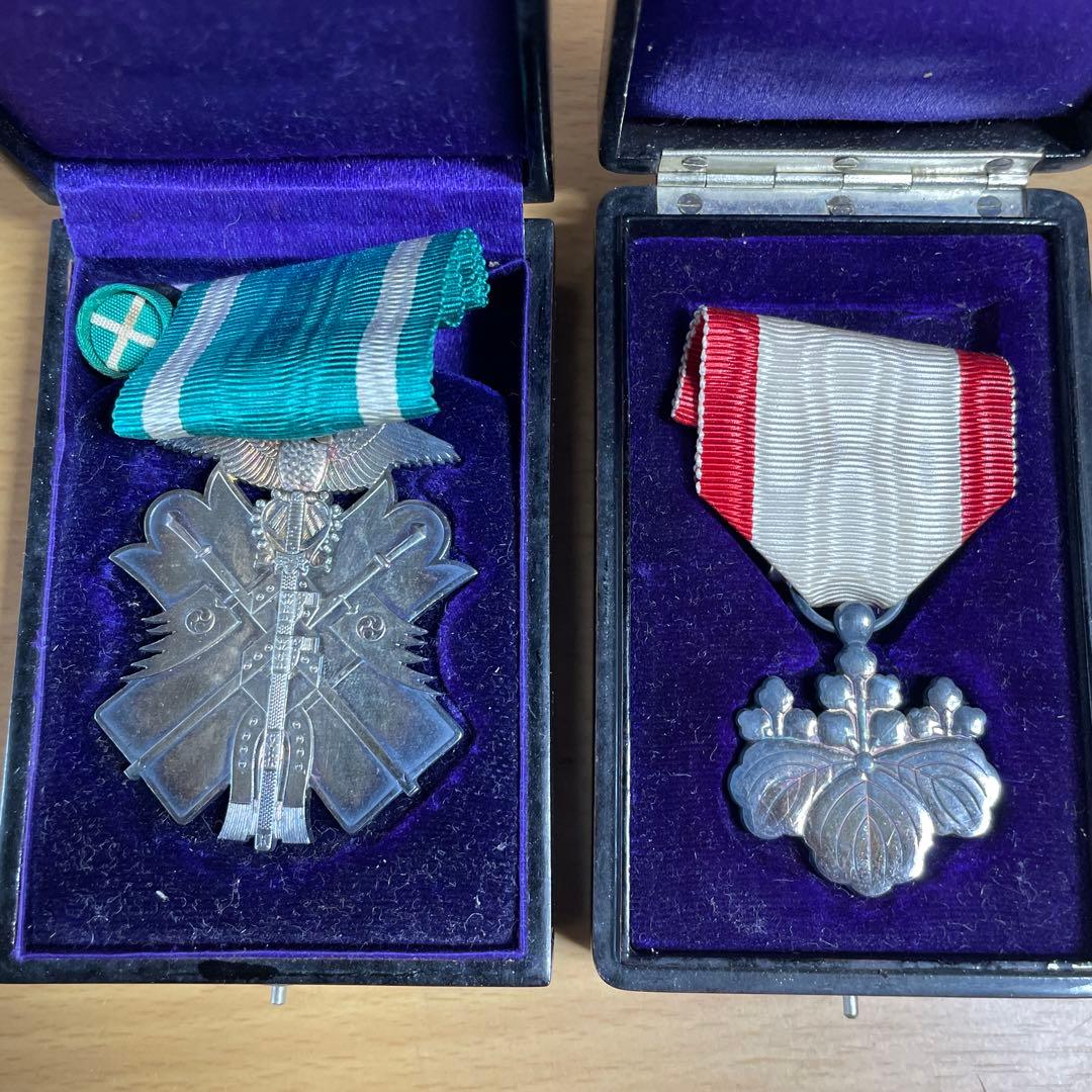 【勲章2点セット】勲八等白色桐葉章(右)・功七級金鵄勲章(左)記念章 勲章箱付