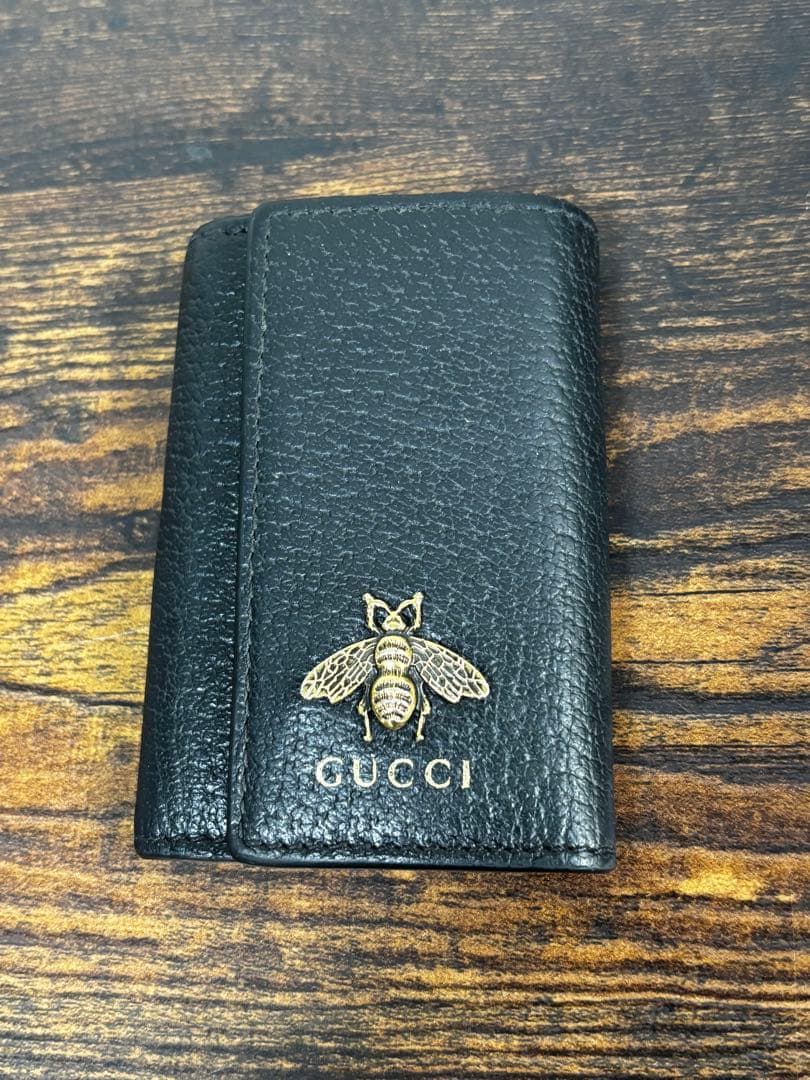 GUCCI ブラックレザーキーケース 蜂モチーフ
