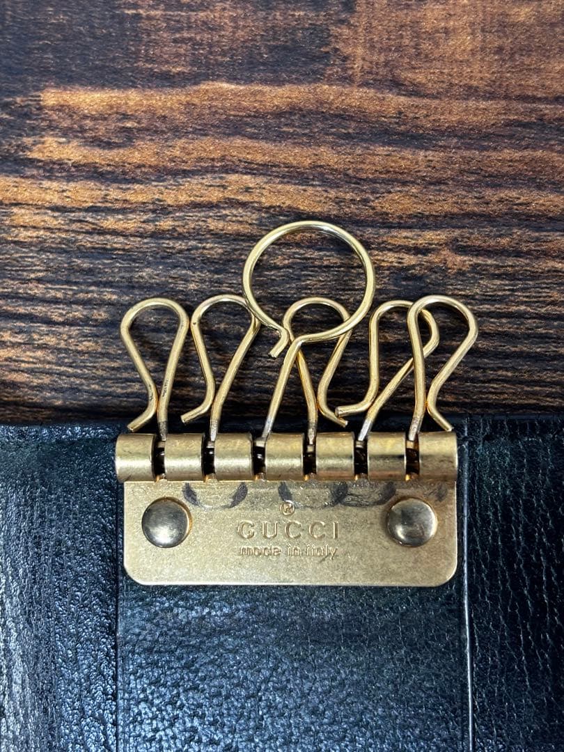 GUCCI ブラックレザーキーケース 蜂モチーフ