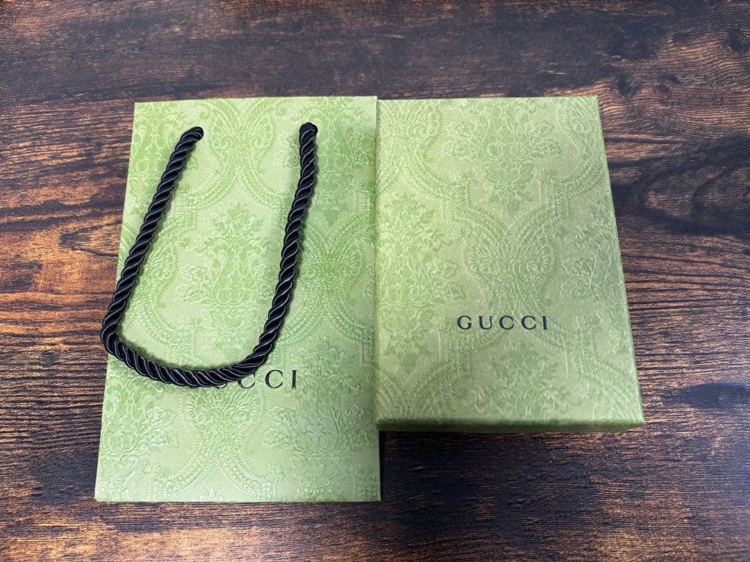 GUCCI ブラックレザーキーケース 蜂モチーフ