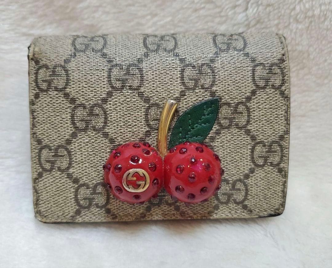 美品 グッチ GGスプリーム 2つ折り財布 チェリー インターロッキング