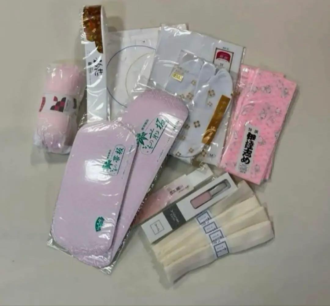 関芳　黒地の銀彩　龍の柄の振袖フルセット