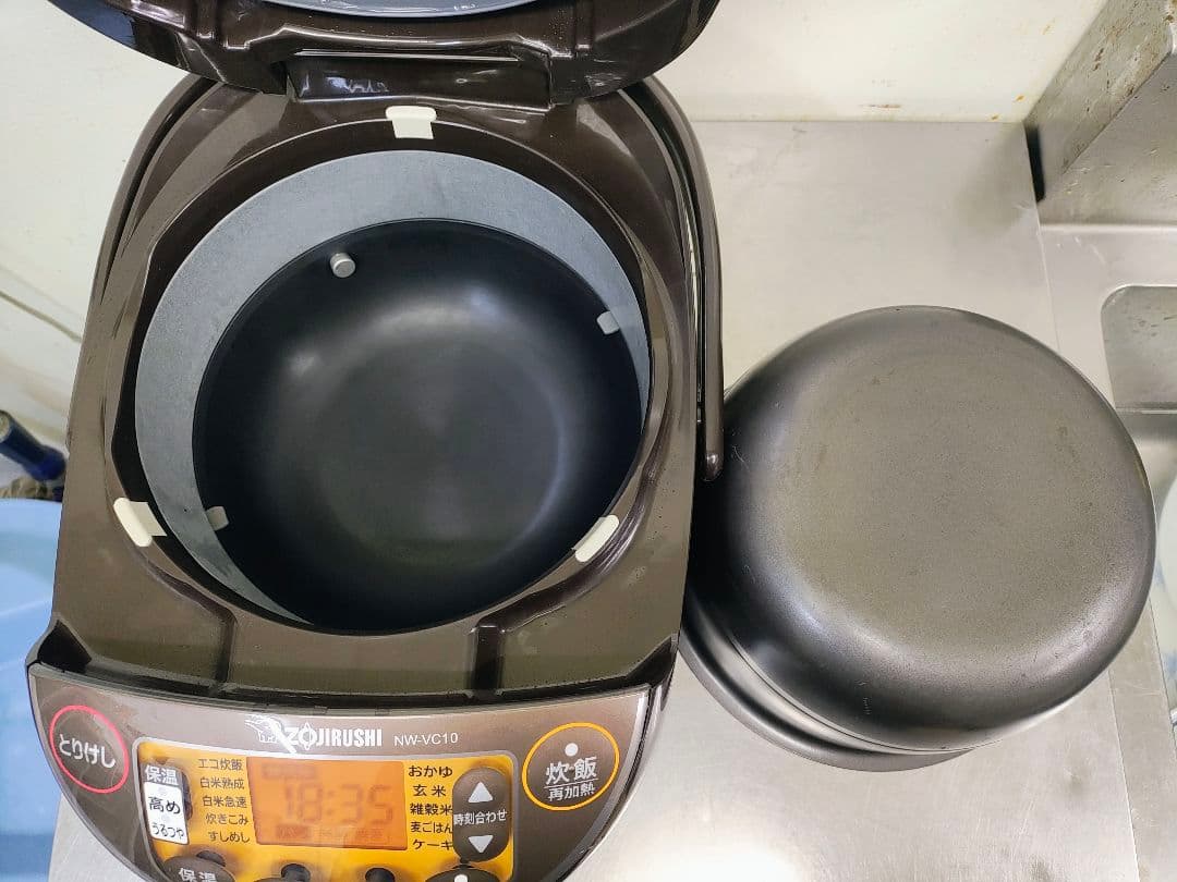 ［美品］ZOJIRUSHI 炊飯器 NW-VC10 シルバー24年製