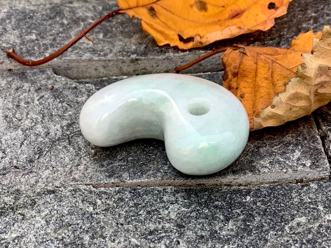 ✳お値段と品質に自信あり‼️糸魚川翡翠勾玉　本物ジェダイトをお身近に　機械鑑定付‼️