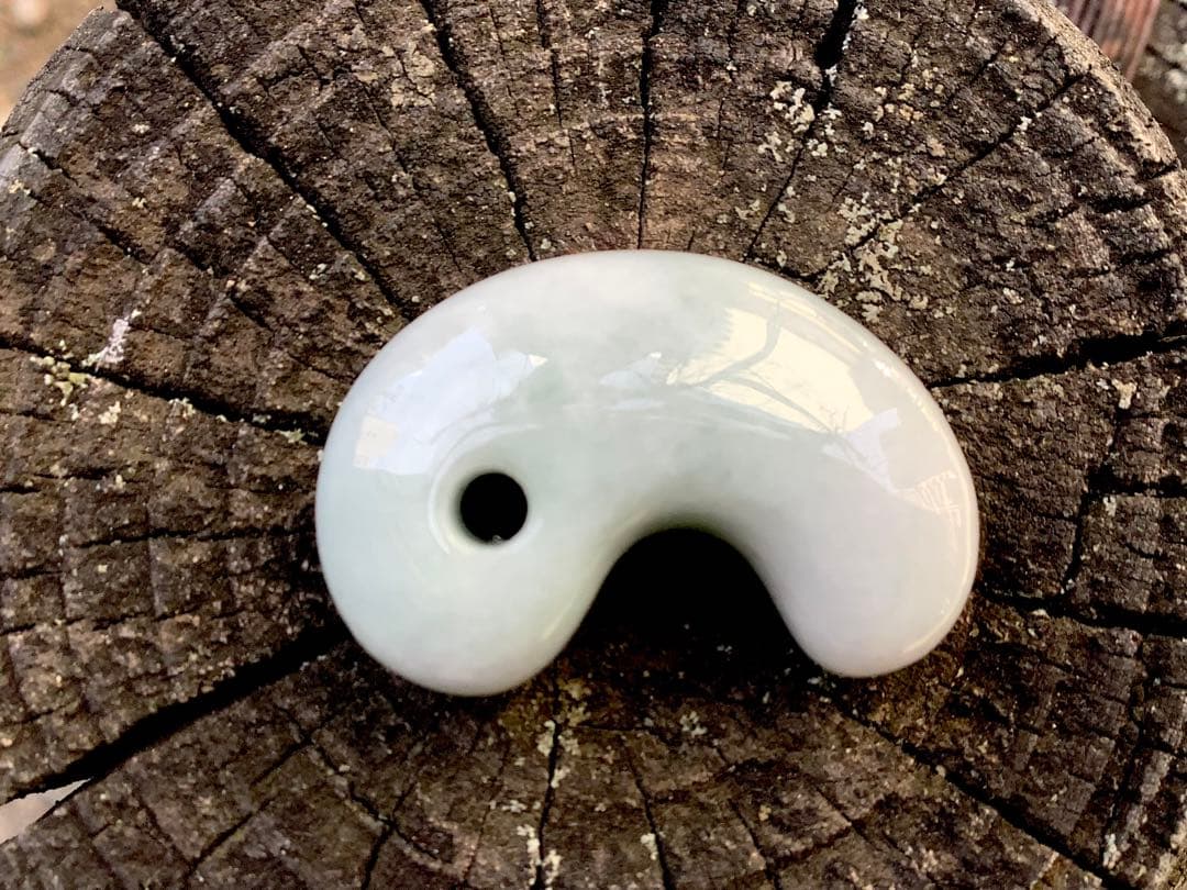 ✳お値段と品質に自信あり‼️糸魚川翡翠勾玉　本物ジェダイトをお身近に　機械鑑定付‼️