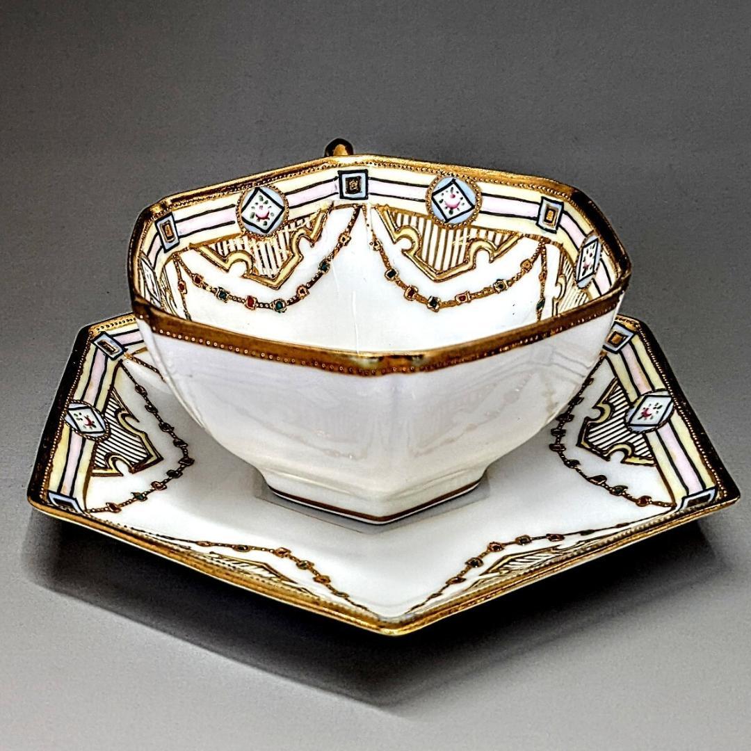 オールドノリタケ・金盛上陽刻薔薇柄　ガーランド装飾　ヘキサゴン　カップ＆ソーサー