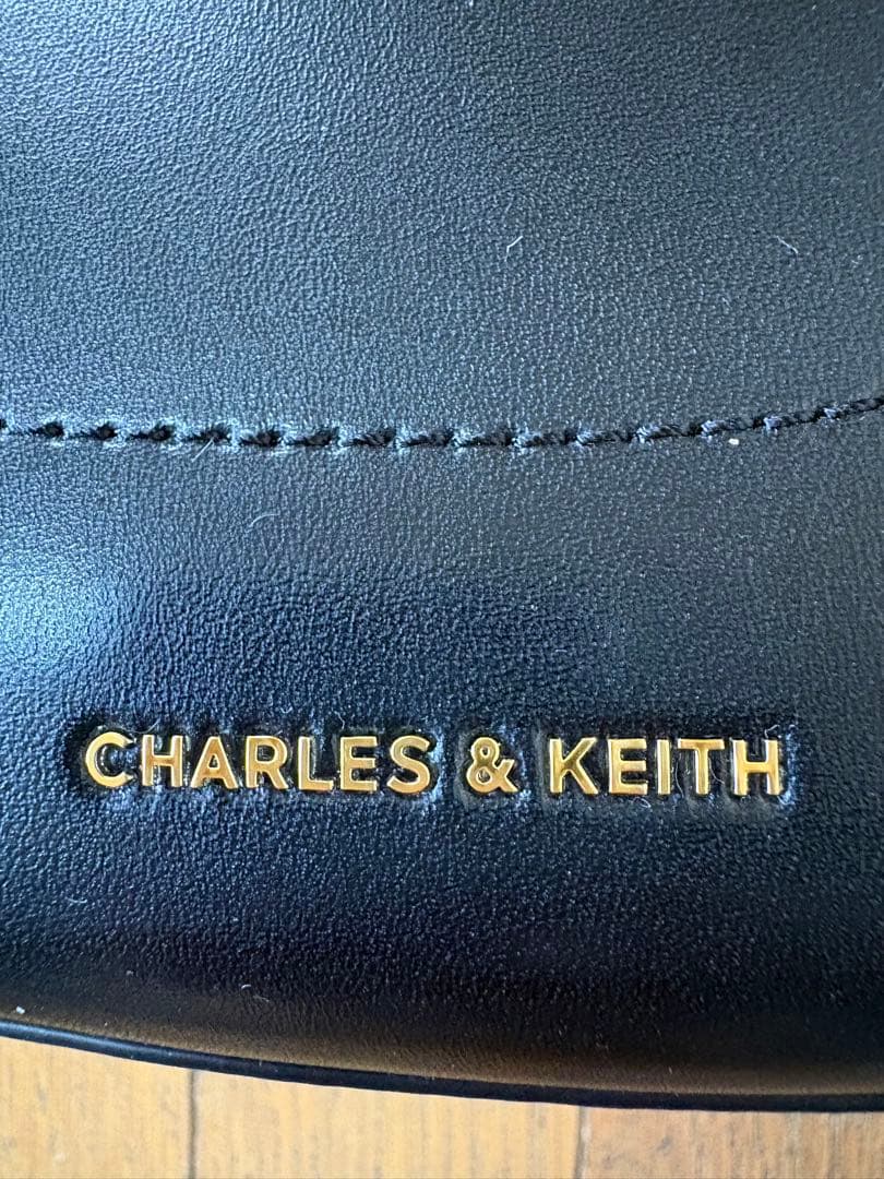 CHARLES & KEITH コラ メタリックアクセントムーンバッグ黒
