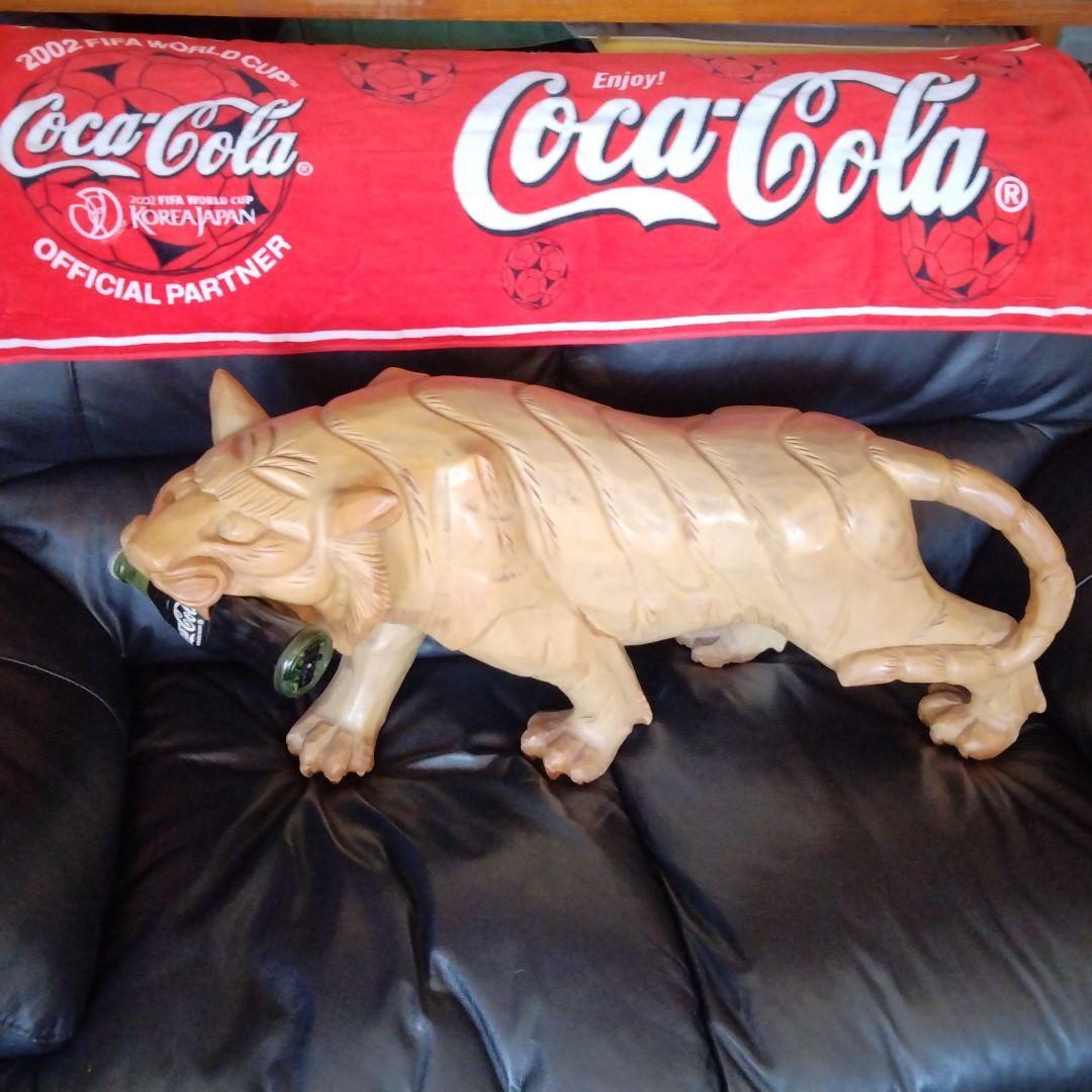 コカ・コーラを咥える虎の一刀彫