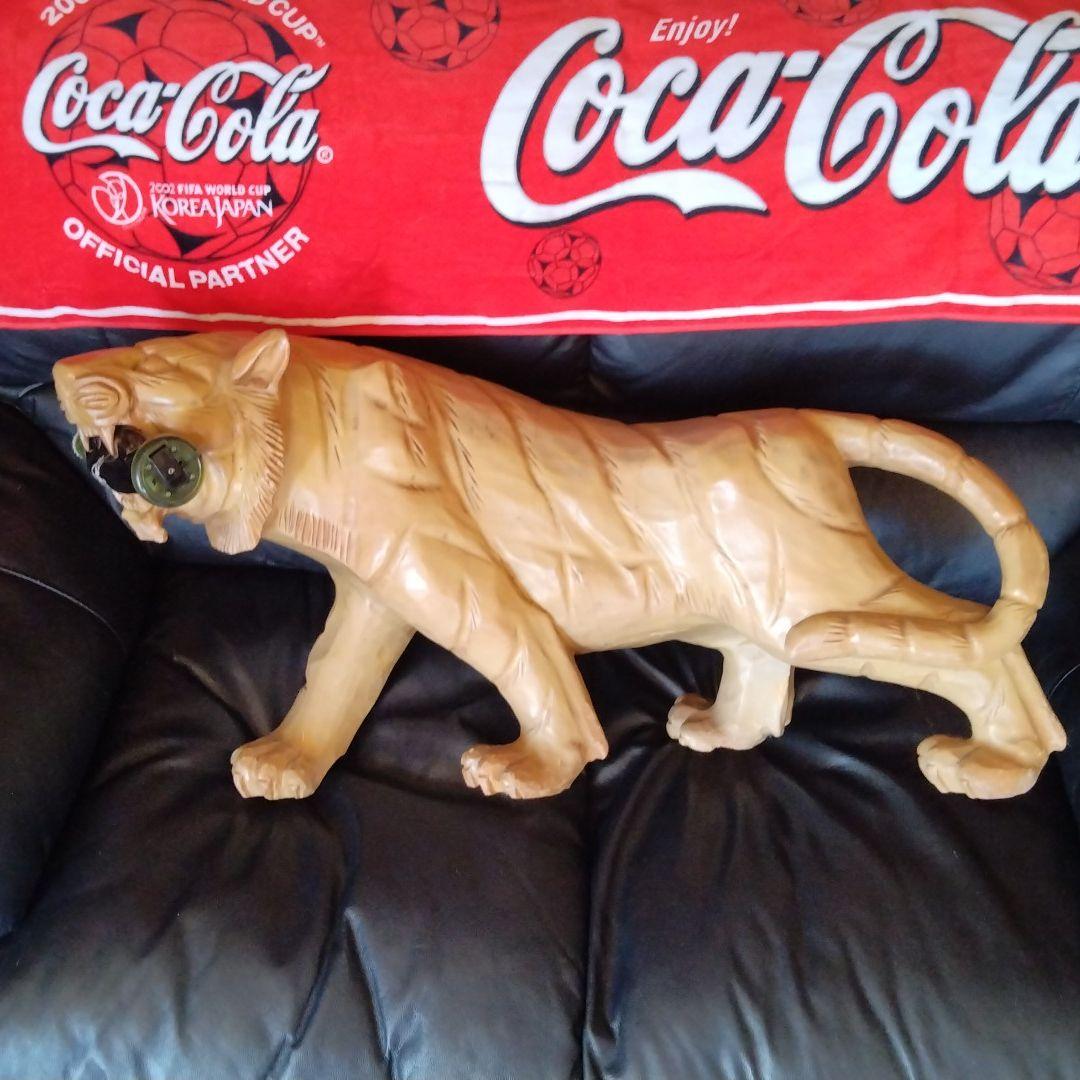 コカ・コーラを咥える虎の一刀彫