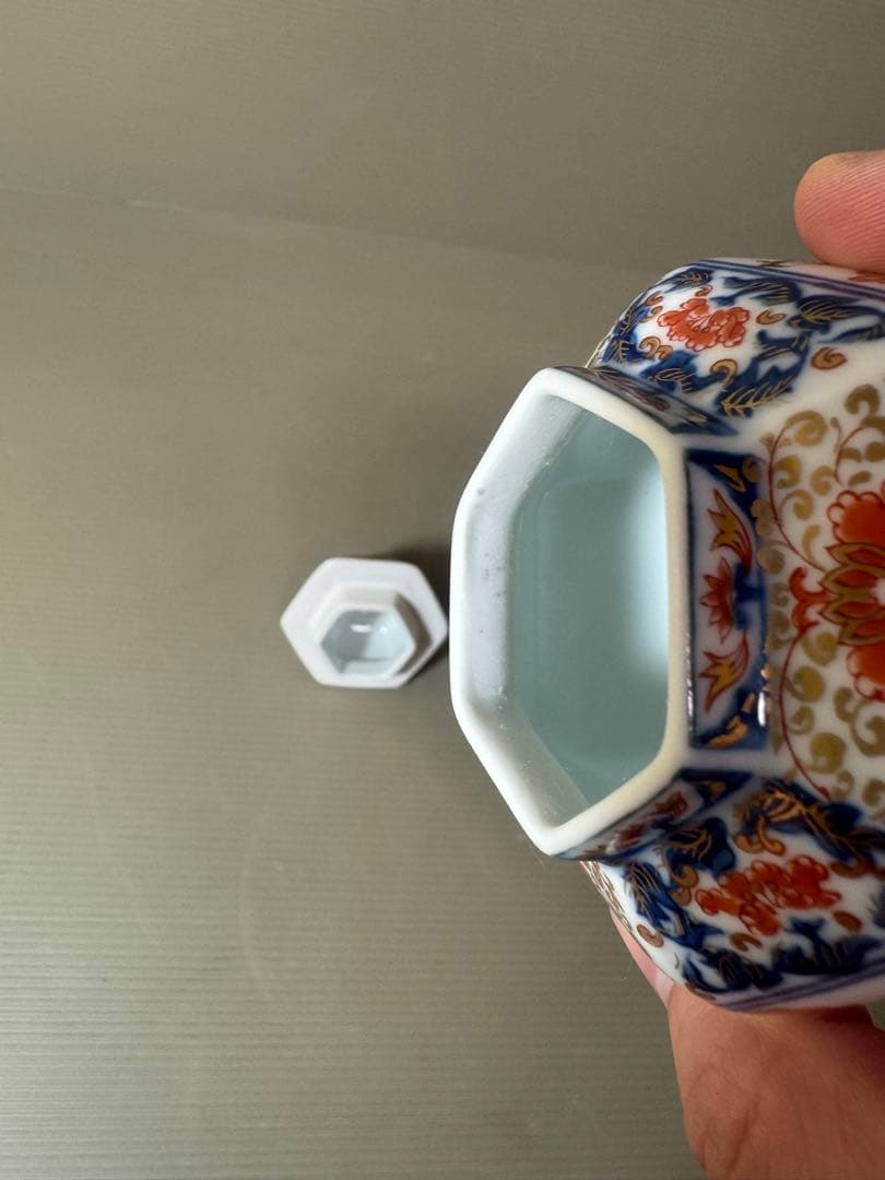 2934 有田焼 角福　沈香壺 六角飾壺 金彩染錦 間取花絵