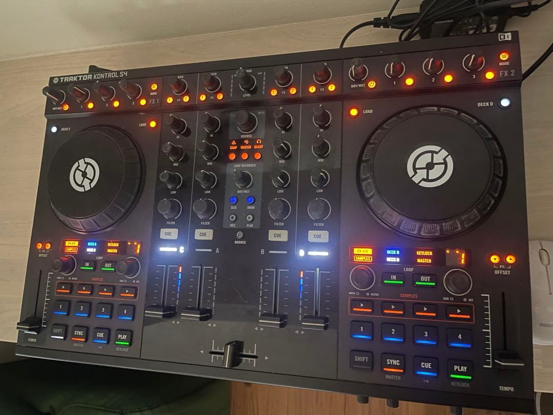 Traktor Kontrol S4 DJコントローラー