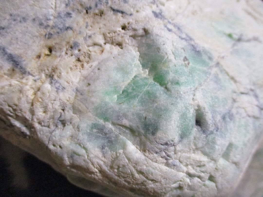 【希少】大型　緑たくさん　糸魚川　翡翠　原石 　自然状態　２６ｋｇ