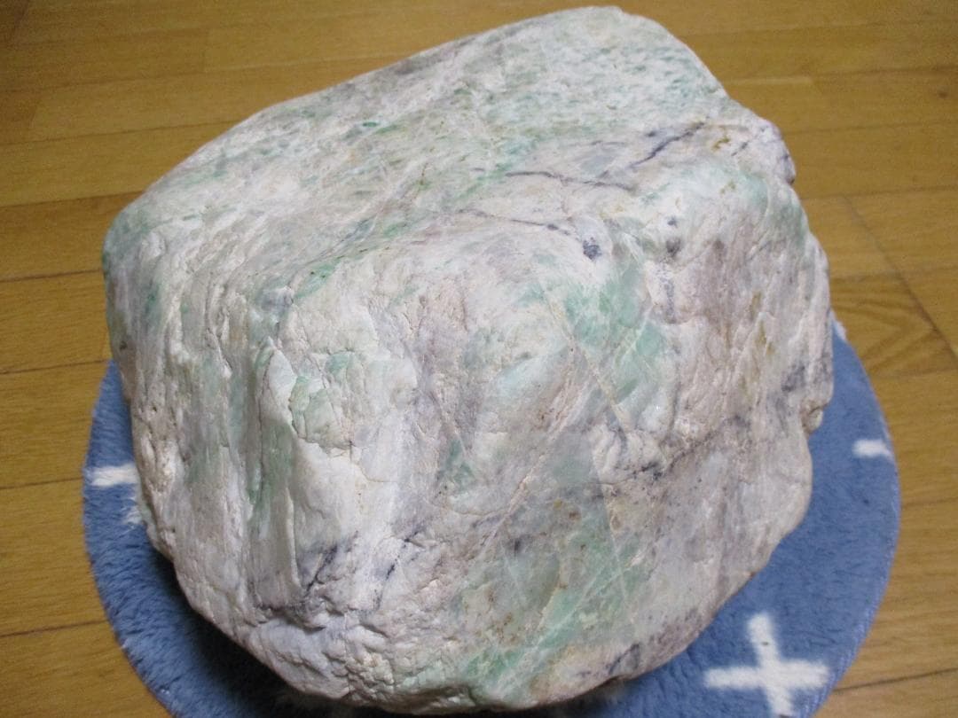 【希少】大型　緑たくさん　糸魚川　翡翠　原石 　自然状態　２６ｋｇ