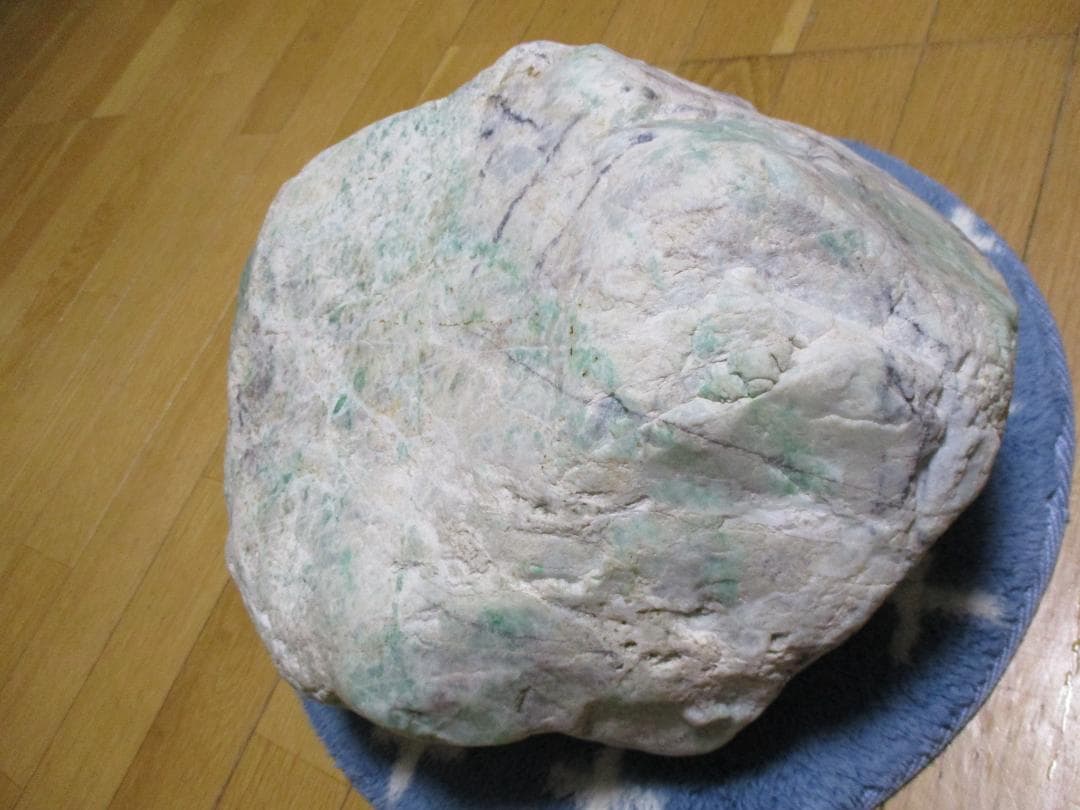 【希少】大型　緑たくさん　糸魚川　翡翠　原石 　自然状態　２６ｋｇ