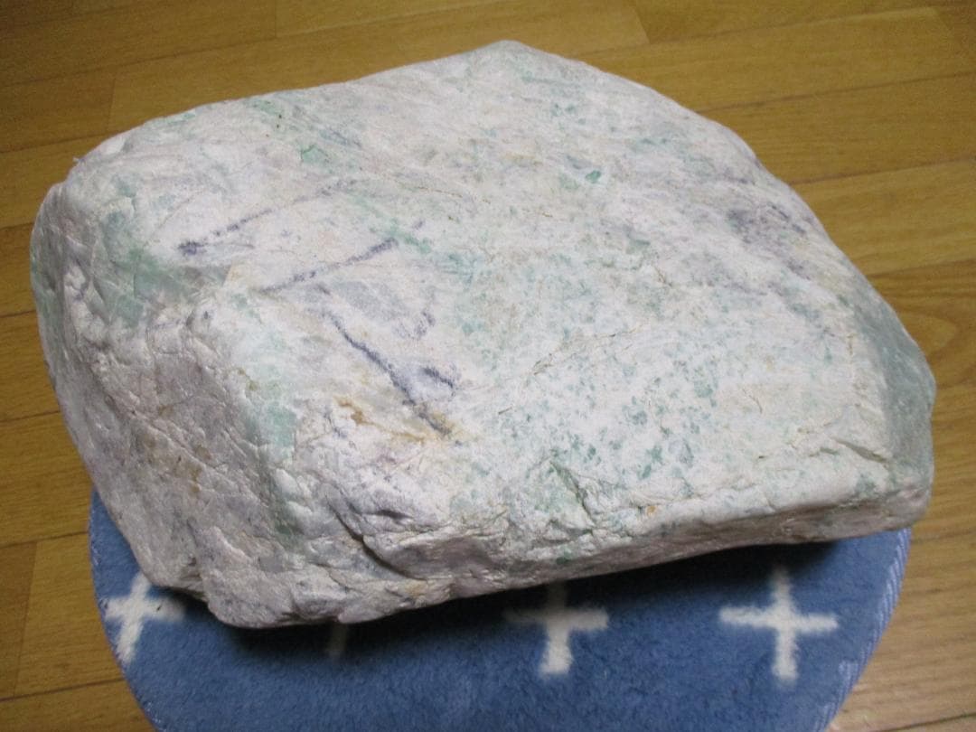 【希少】大型　緑たくさん　糸魚川　翡翠　原石 　自然状態　２６ｋｇ