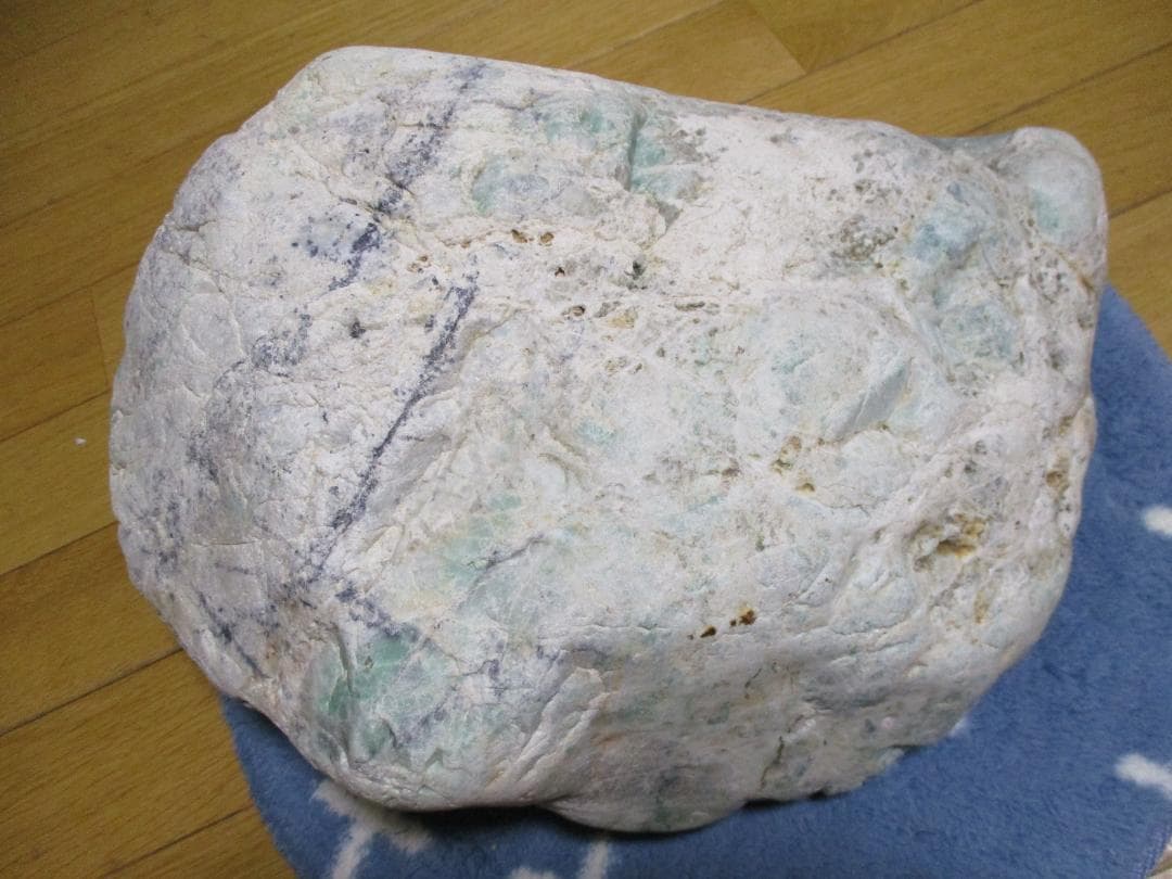 【希少】大型　緑たくさん　糸魚川　翡翠　原石 　自然状態　２６ｋｇ