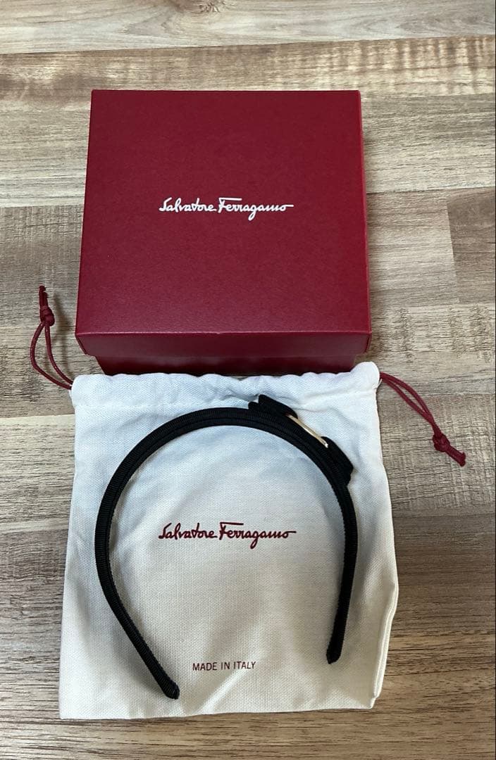 【極美品】フェラガモ カチューシャ 黒 ブラック