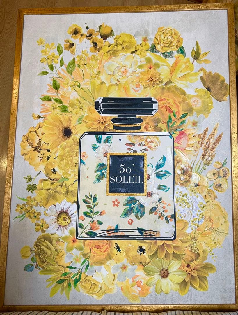 花と香水ボトルのアート作品