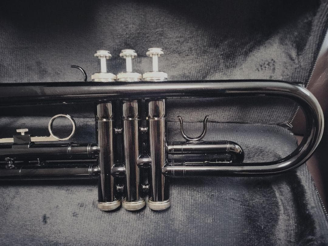 黒色 B♭トランペット 本体　未使用品