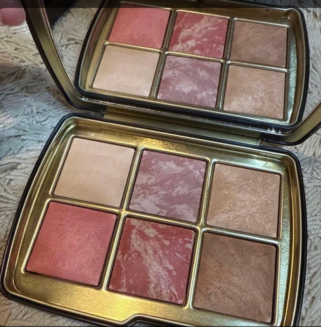 チーク Hourglass Ambient Lighting Blush horse