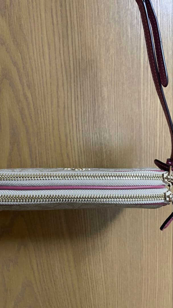 13日限定お値下げ【COACH スマホショルダーバッグ ベージュ/ピンク】