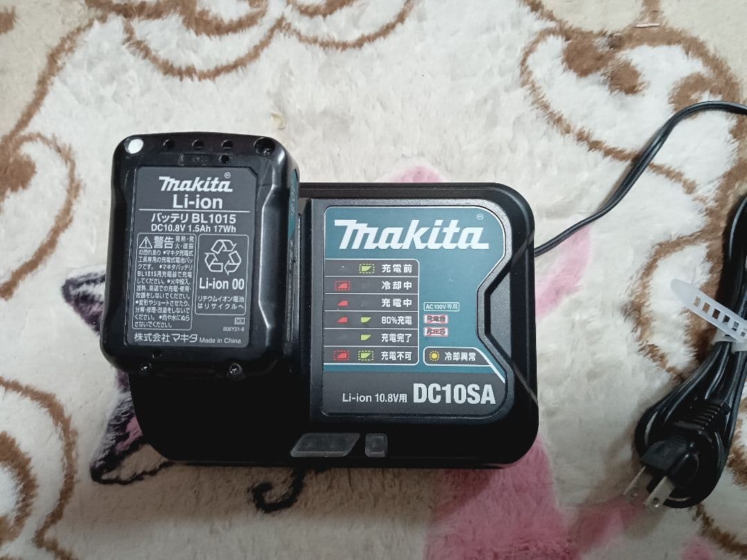 マキタ CL106FD 充電式クリーナー　バッテリー、充電器付