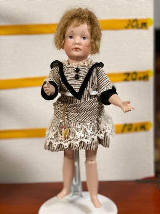 籠を持った　小　ビスクドール