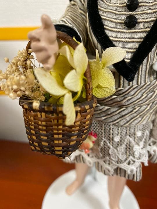 籠を持った　小　ビスクドール