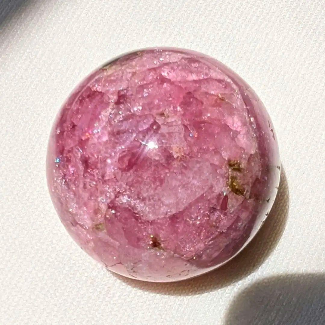 ロシア産ピンクトルマリンのスフィア（キャッツアイ効果）