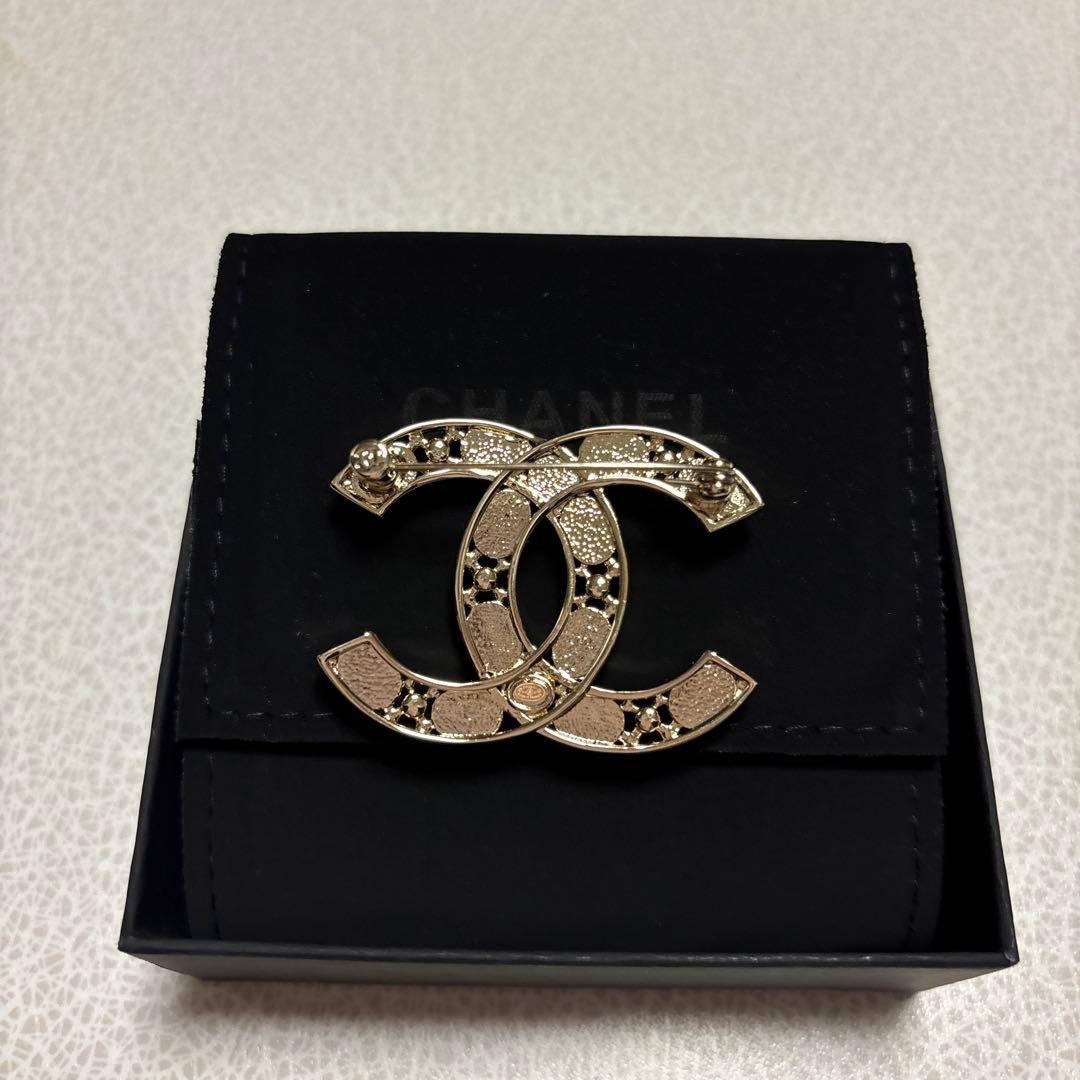CHANEL CCロゴブローチ カラーストーン付き
