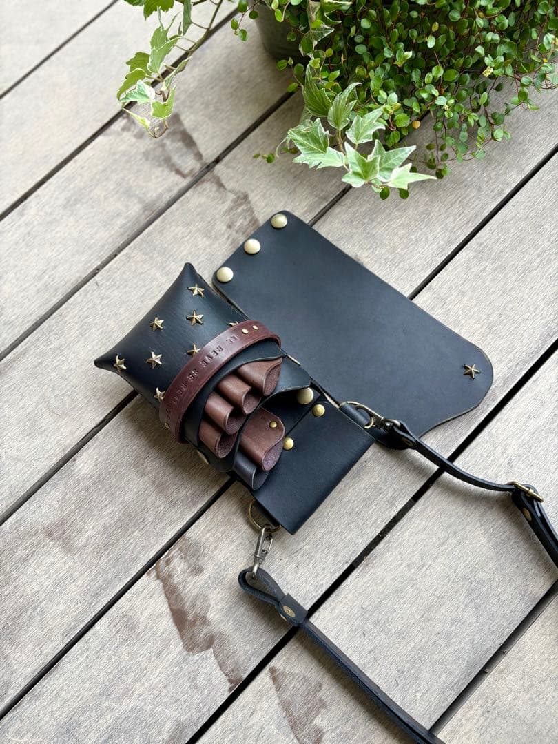 まる　ヌメ革ブラック蓋付きコンパクトシザーケース