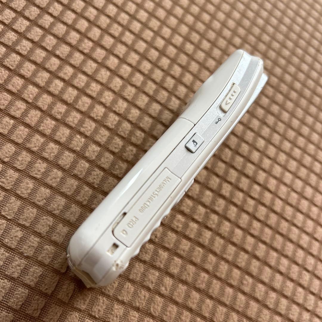 ドコモ SO902i ホワイト　携帯電話