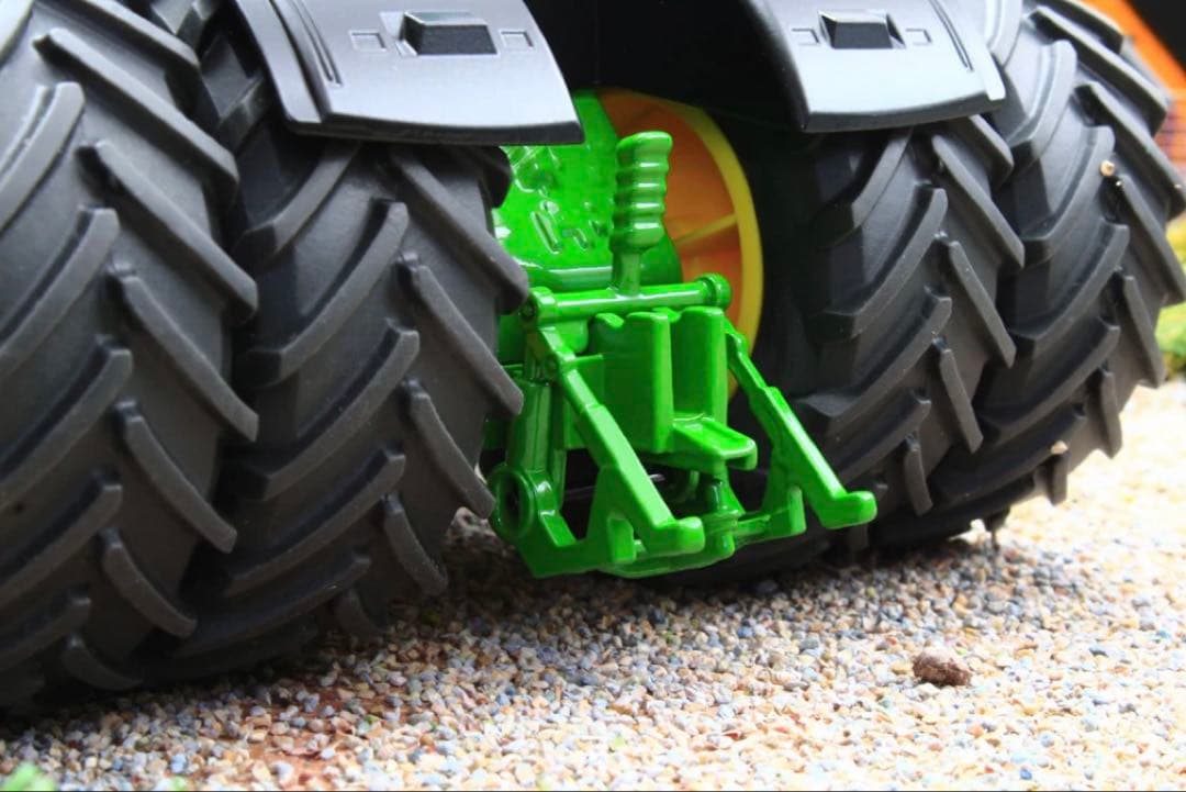 Siku ジョンディア 8295R ダブルタイヤトラクター 1:32