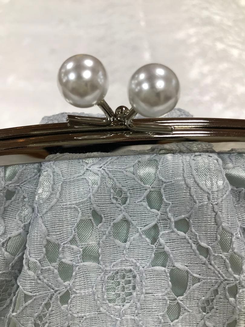 淡いグレーのバッグと花刺繍の草履セット