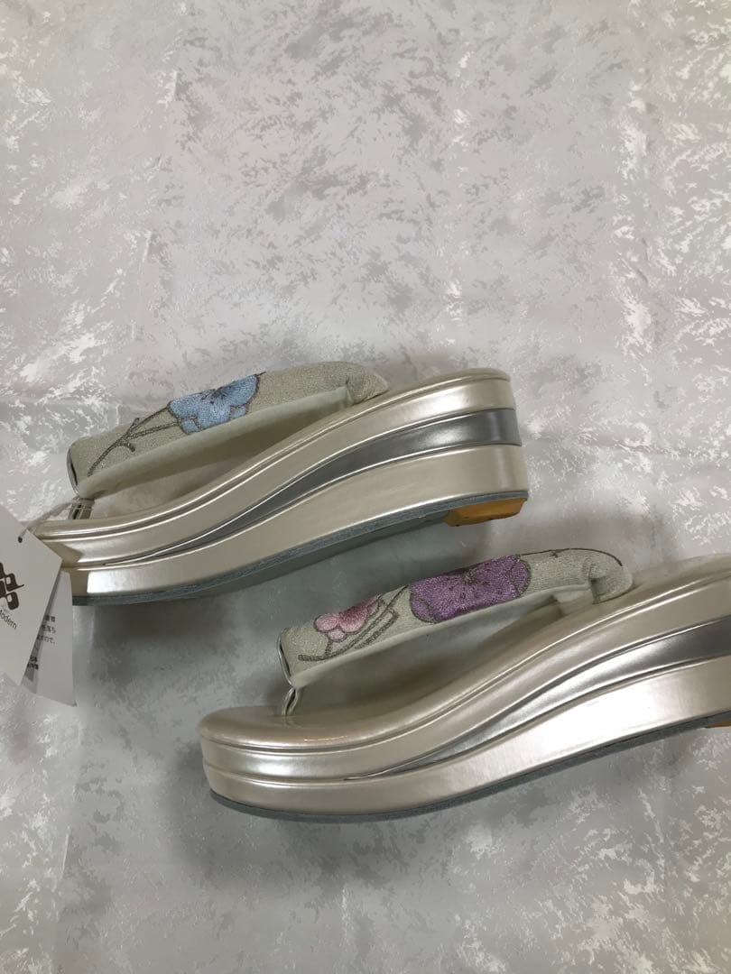 淡いグレーのバッグと花刺繍の草履セット