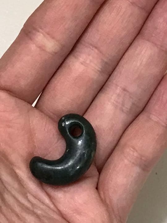 勾玉　深緑　硬玉ヒスイ