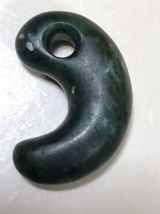 勾玉　深緑　硬玉ヒスイ